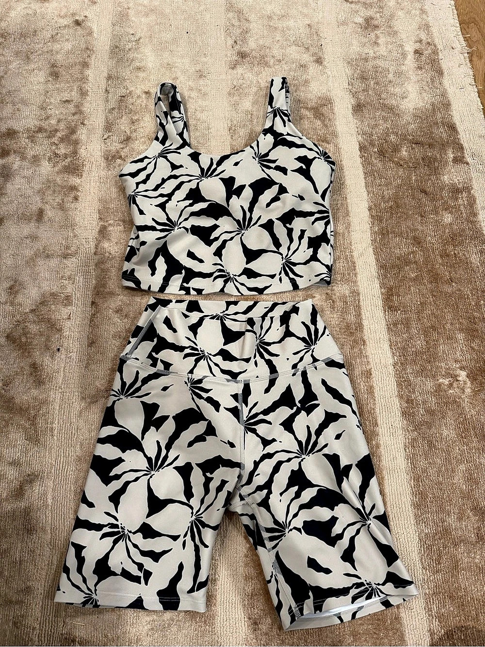 SAGE COLLECTIVE Floral Crop Top & Shorts Set in Black & White Size Small
